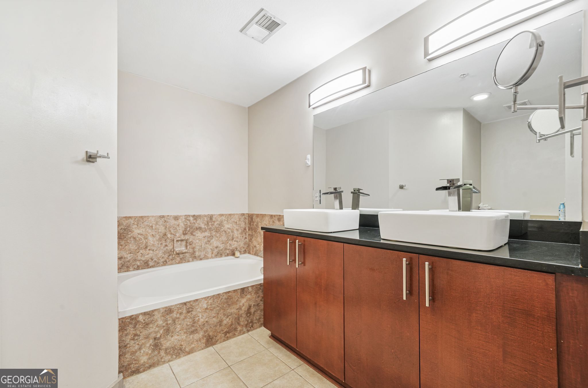 Element Condominum - Residential