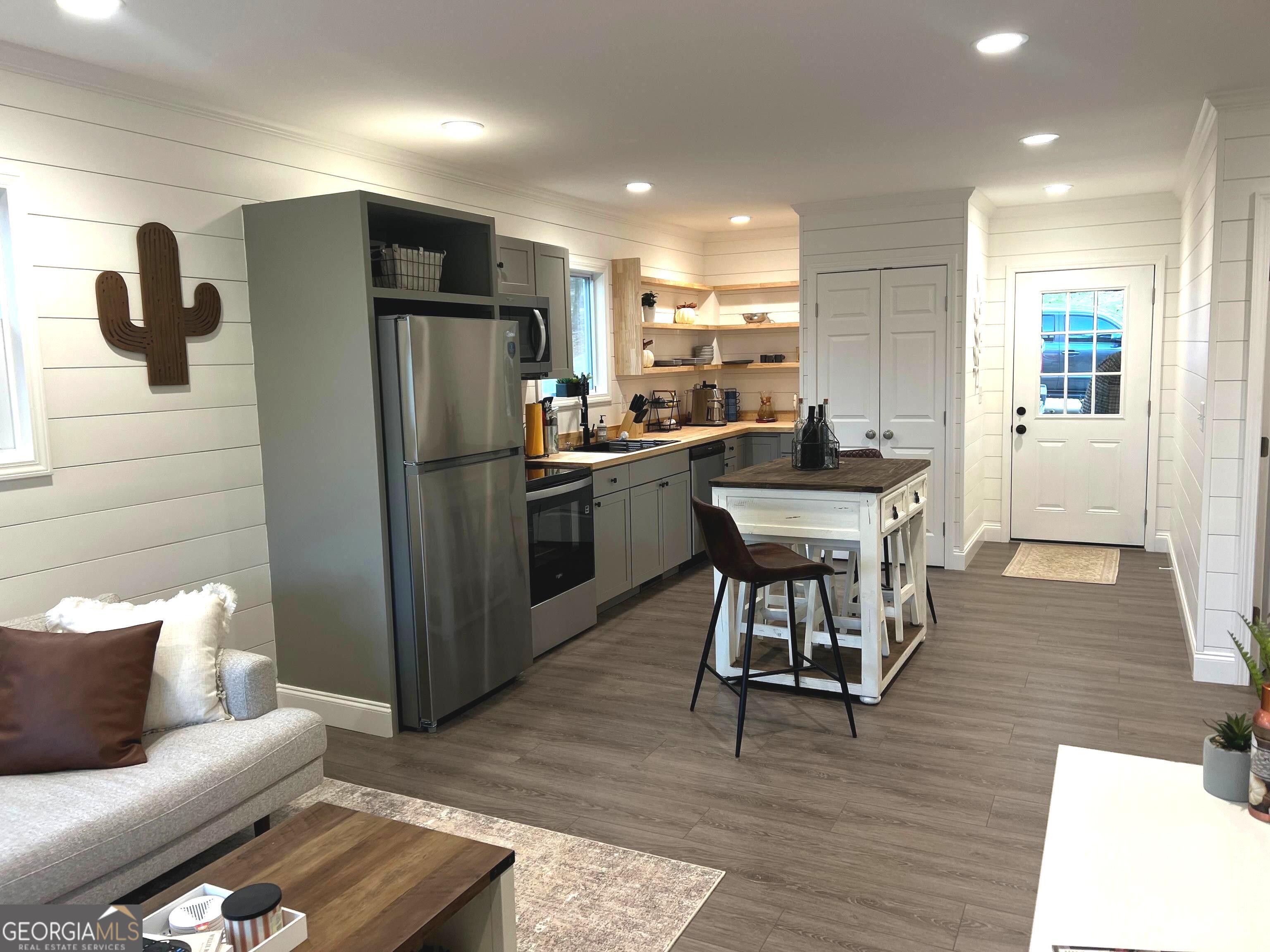 410 Lakeside Hills RD