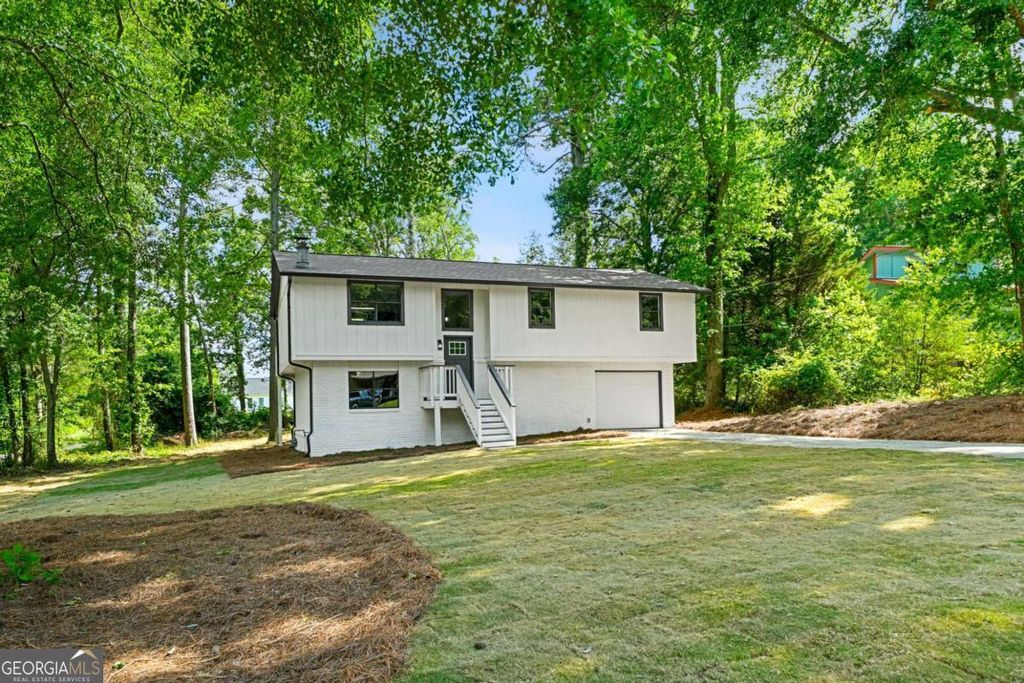 Photo of 125 Woodbine Drive, Carrollton, GA 30117 (MLS # 10767721)