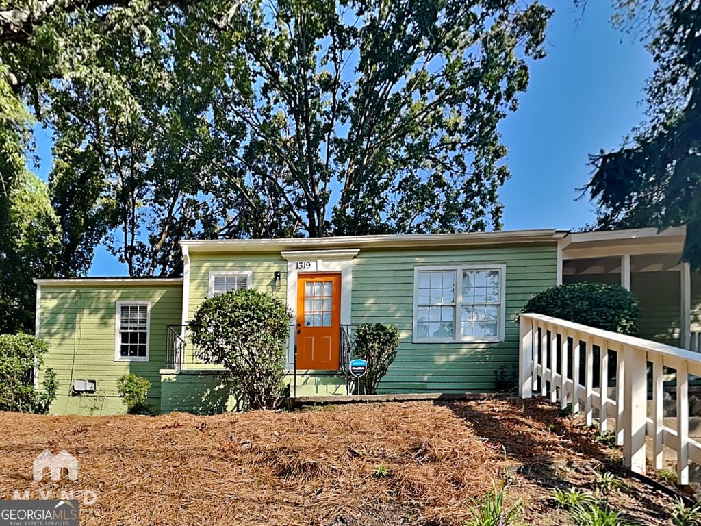 Photo of 1319 Campbellton Road SW, Atlanta, GA 30310 (MLS # 10686970)