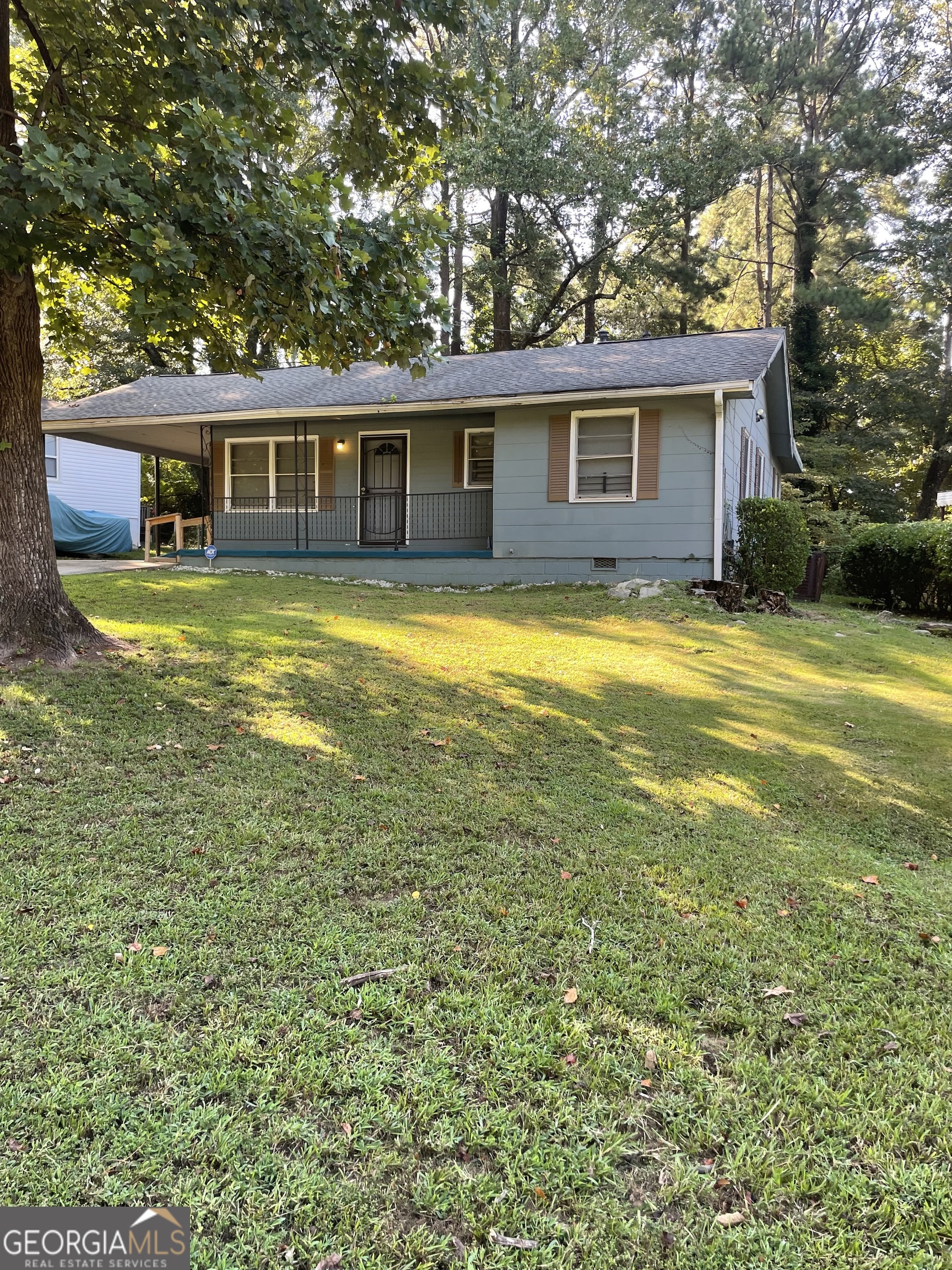 Great Home for first time home buyers or investor owned. There are 4 bedrooms, 1.5 bathrooms, formal living room and dining room; kitchen with enough space for a breakfast room; family room/den; screened porch and large fenced backyard. The location is easily accessible to I-285, downtown Atlanta and other businesses.
