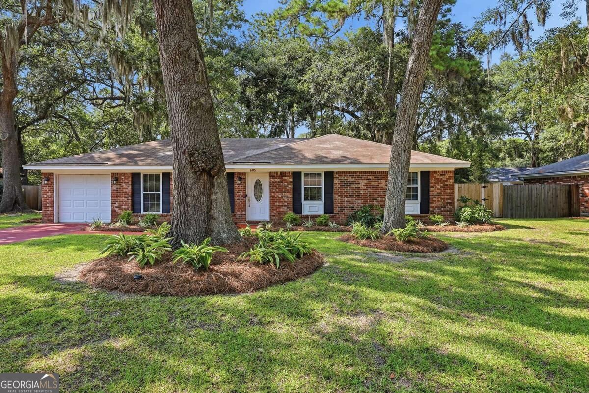605 Leaning Oaks DR