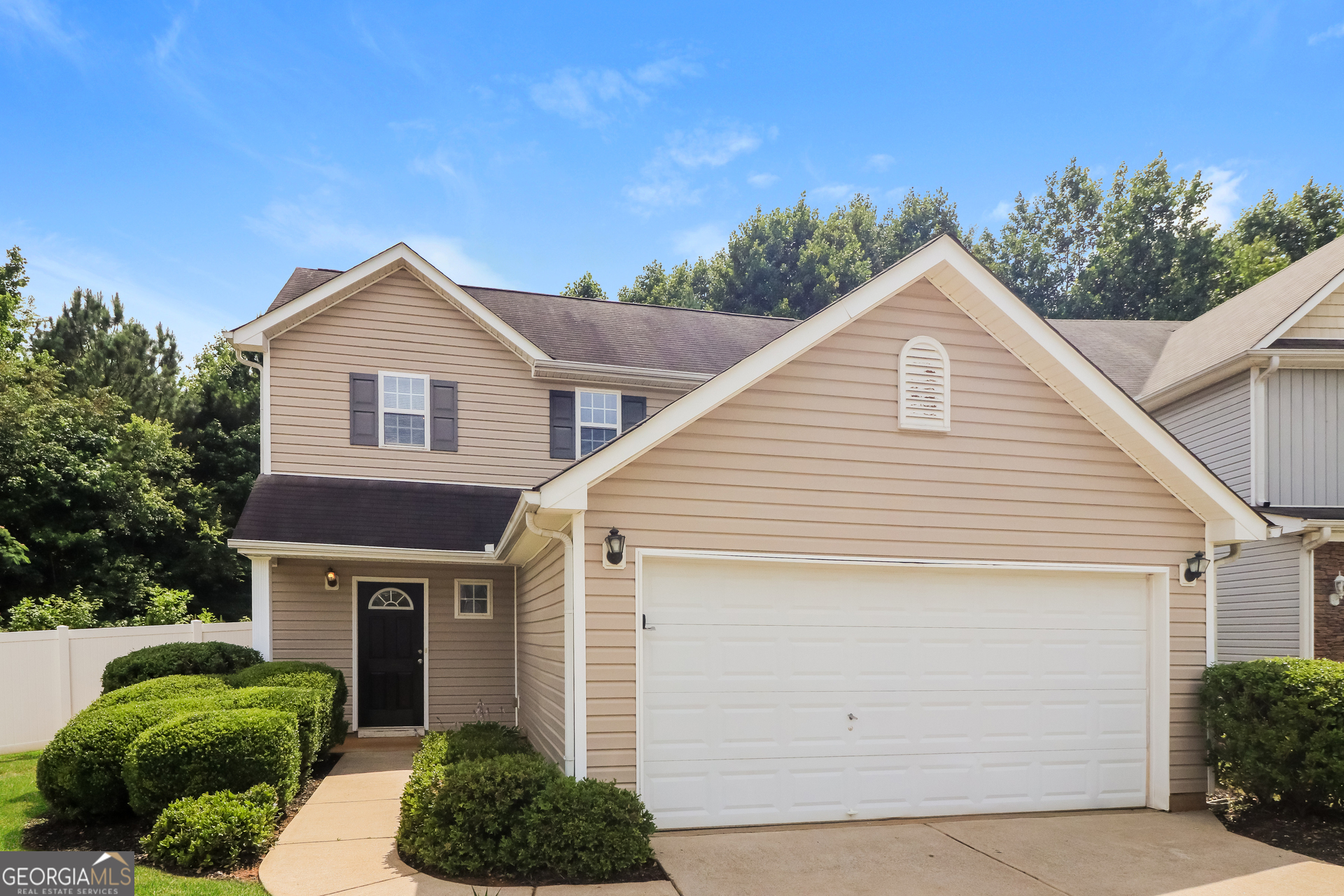 Come and check out this 3 bedroom home sitting on nice size lot with a large fenced in rear yard. Open floor plan with eat in kitchen. The primary bedroom is on the main level with a large walk in closet and ensuite bathroom. Spacious secondary bedrooms and loft are located upstairs. HOA maintains the yard.