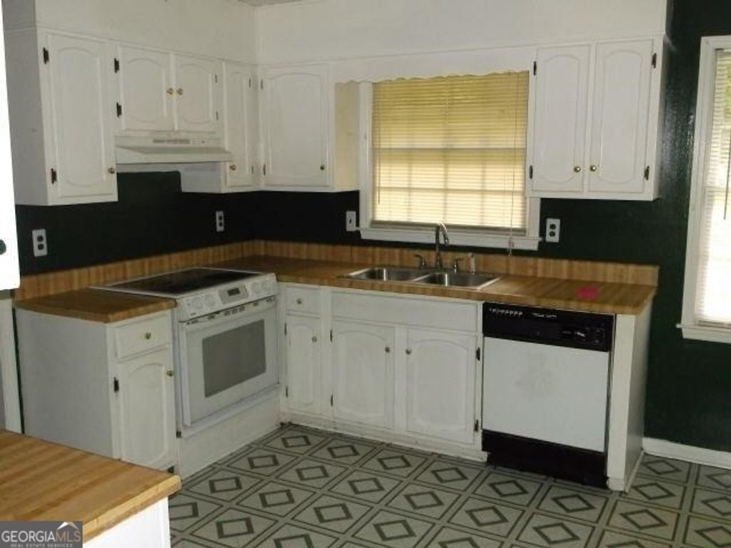 Photo of 1950 Morris Drive, Riverdale, GA 30296 (MLS # 10663777)