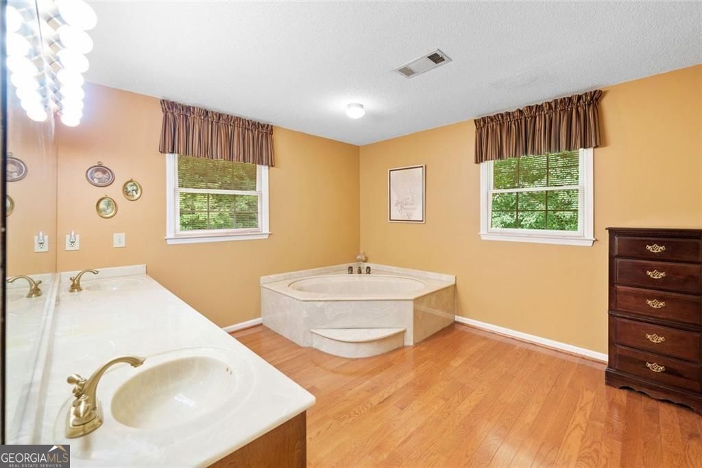 Roswell, Georgia 30075, United States, 5 Bedrooms Bedrooms, ,4 BathroomsBathrooms,Residential,Active,162044