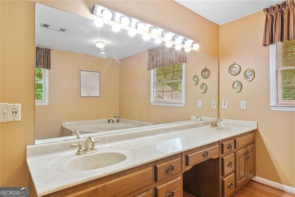 Roswell, Georgia 30075, United States, 5 Bedrooms Bedrooms, ,4 BathroomsBathrooms,Residential,Active,162044