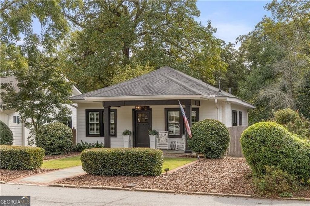 Photo of 2125 Fairhaven Circle NE, Atlanta, GA 30305 (MLS # 10625130)