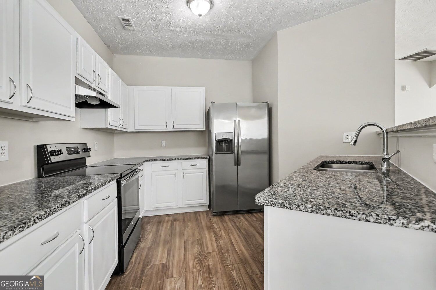 4102 Robin CIR