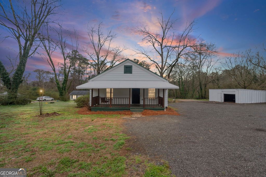 Photo of 802 E McIntosh Road, Griffin, GA 30223 (MLS # 10701679)
