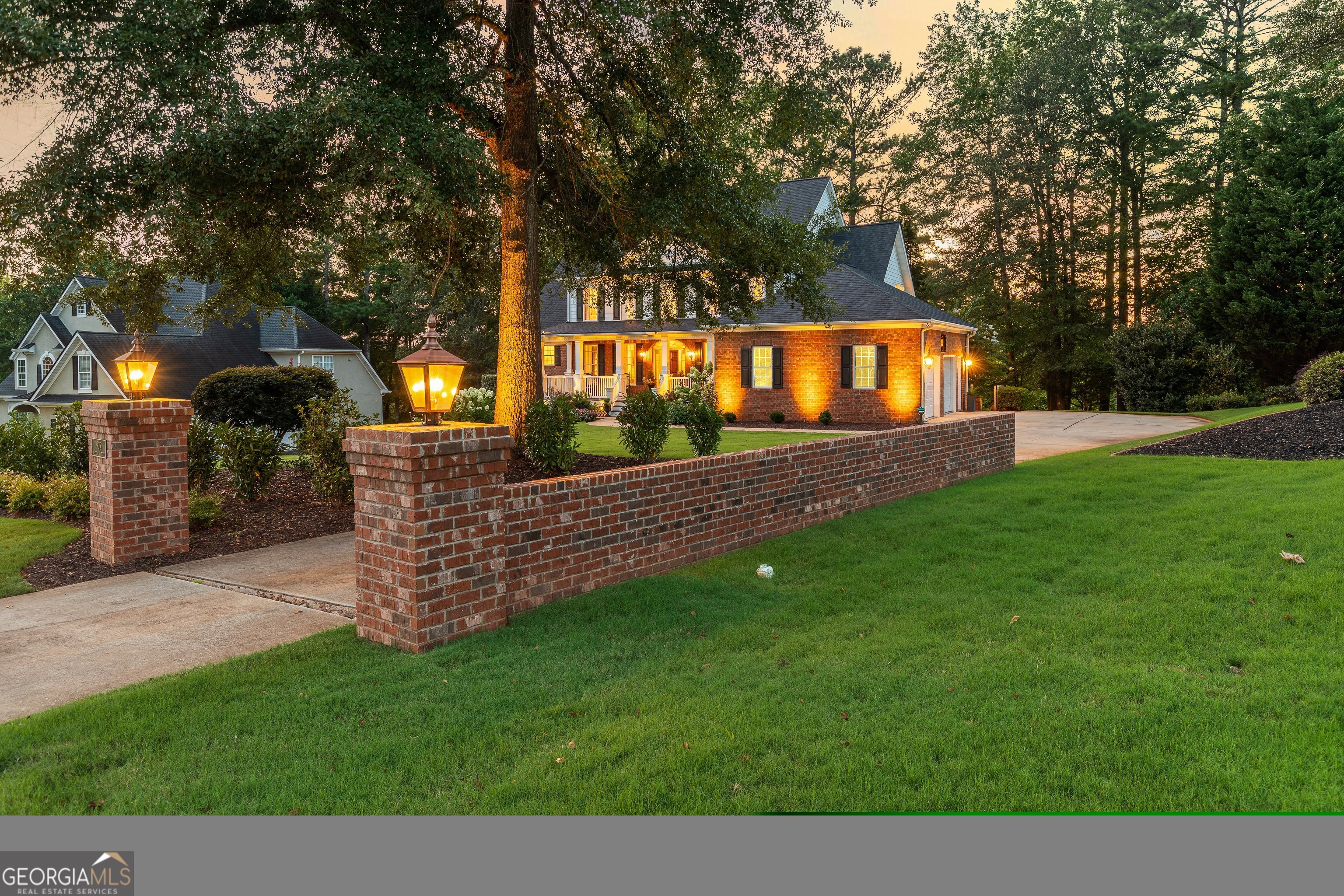 905 White Oak DR