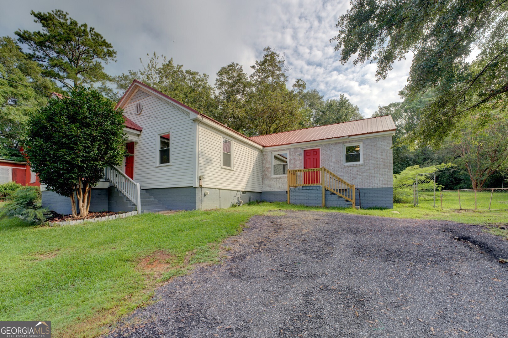 Very nice 3 bed 2 bath home in downtown Jackson. Walking distance to the square and just 7 miles to I-75. Completely updated with new flooring, paint, and bathrooms. Granite countertops in the kitchen. Come see this one today!