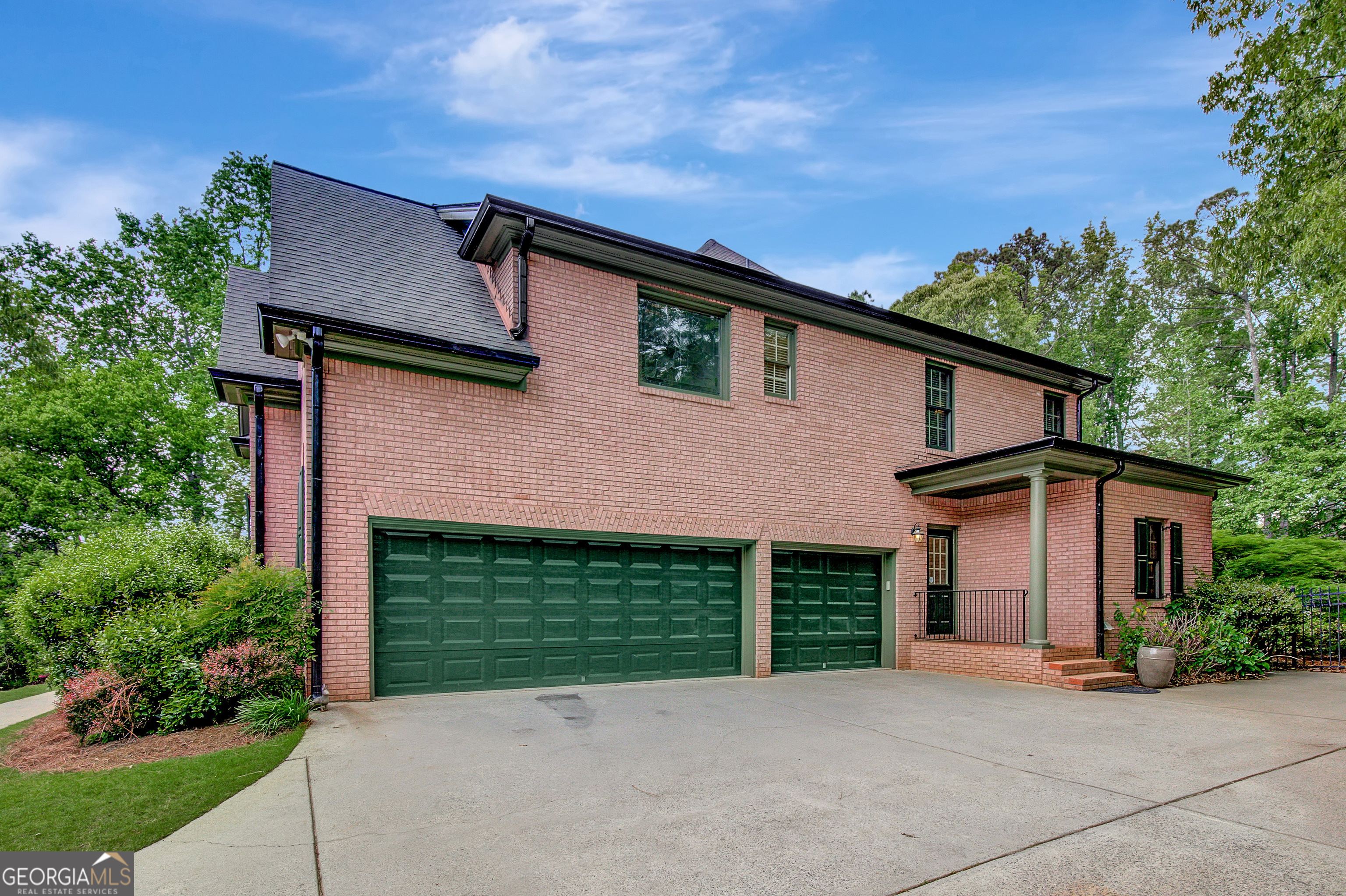 710 Hallbrook CT