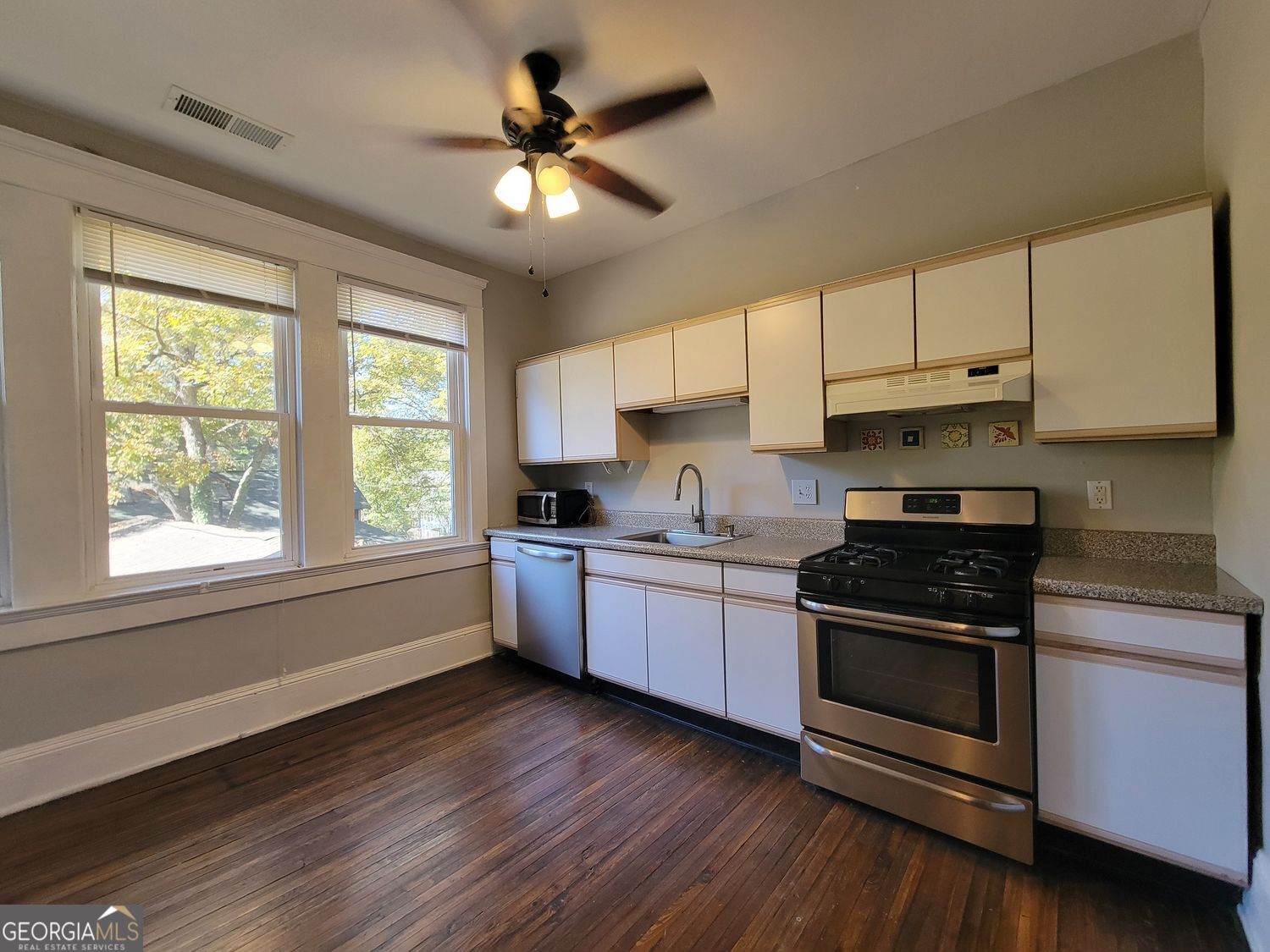 976 Delaware AVE SE 2