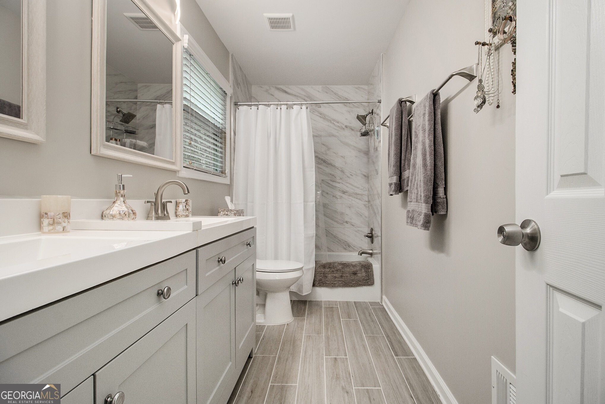3295 Artesia DR