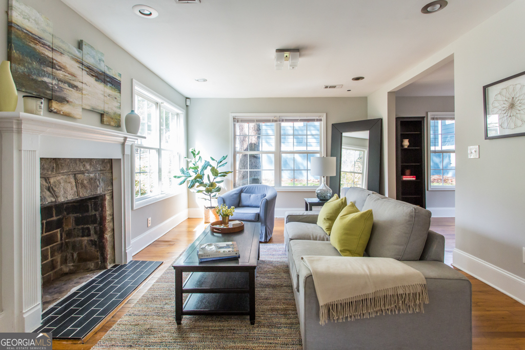 352 Elvira ST SE