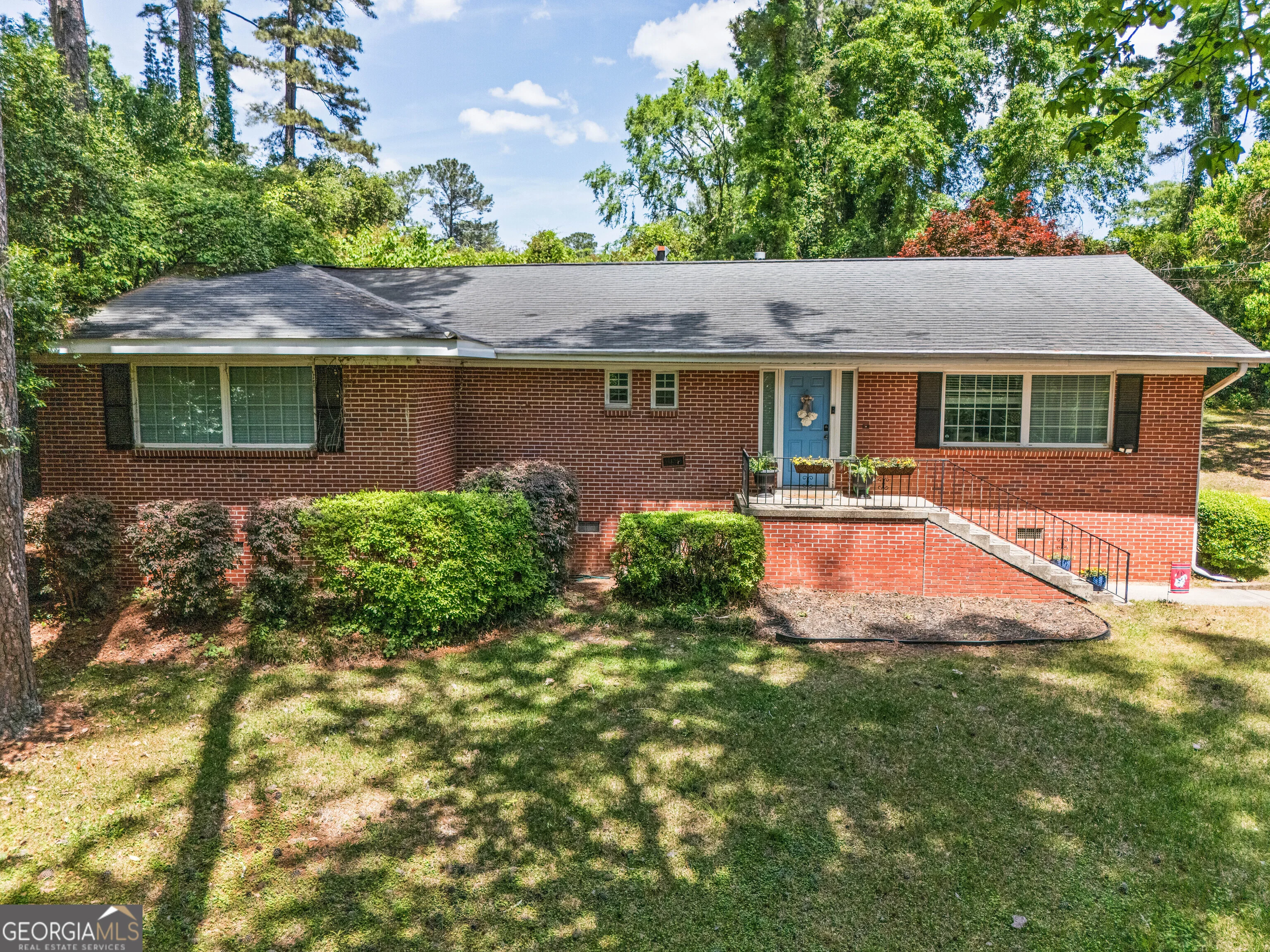 201 Lakeside Drive