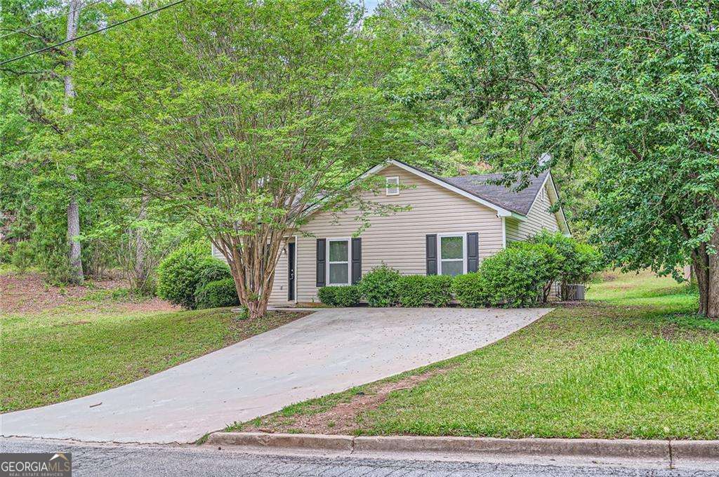 Must see charming 3 bed, 2 bathroom ranch home. This home is move in ready with laminate floors throughout, no carpet, and new paint. The kitchen features an electric range, dishwasher, and fridge, all appliances included. This one level home continues with a living room, open concept dining room, three bedrooms and two bathrooms. The lot is nice and level. Great for entertaining. Close proximity to downtown Covington and i20.