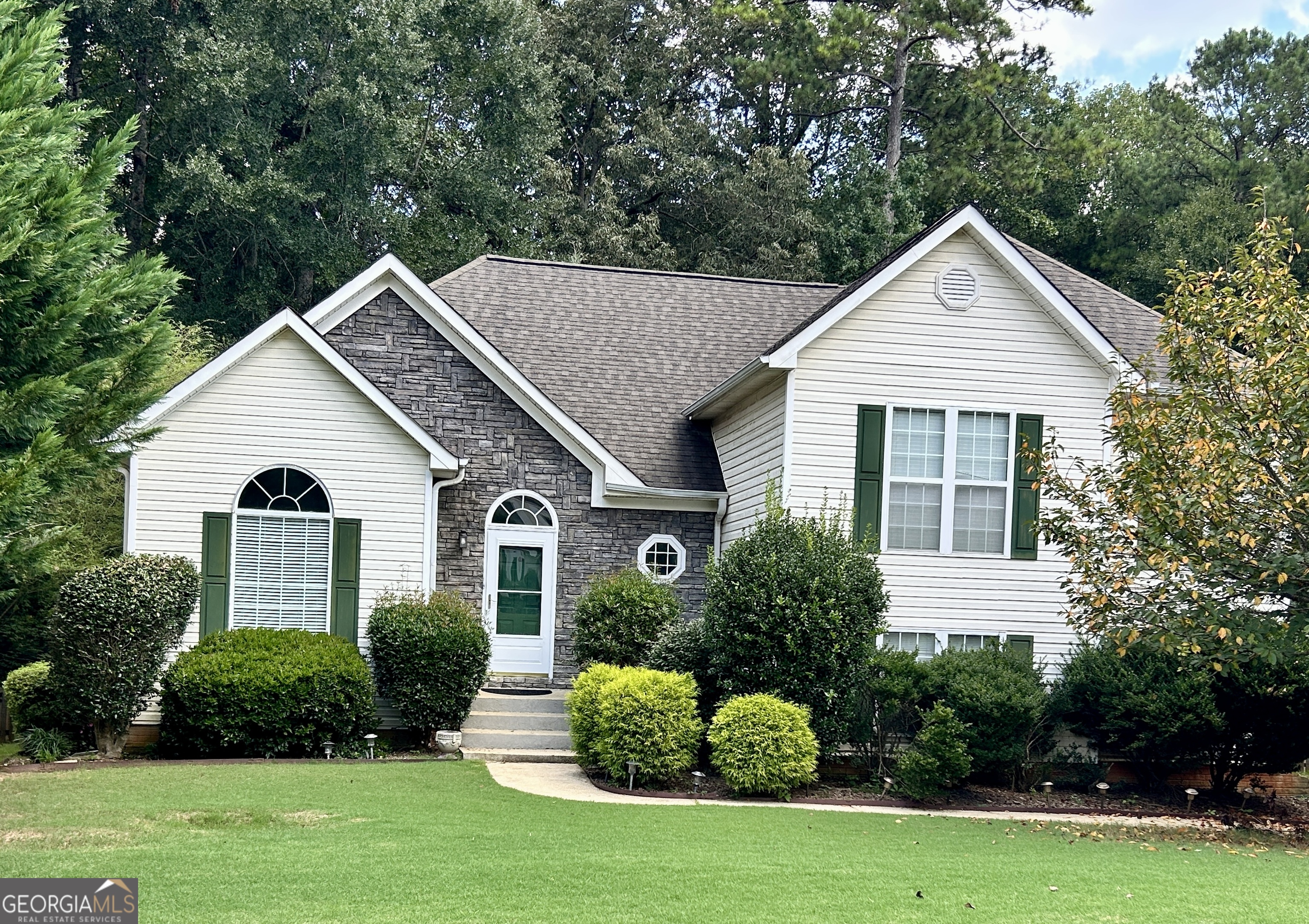 Beautiful and Well-Maintained Home with 4BR/2.5BA in Woodstream! *Foyer Entrance *Large Family Room w/Fireplace *Dining Room *Eat-In Kitchen w/Solid Surface Counters *Open to Family Room w/Bar and Breakfast Area *Vaulted/Tray Ceilings *Master Suite w/Soaking Tub, Separate Shower and Double Vanity *Large Walk-In Closets *Spacious Guest Rooms *Laundry Room *Large Back Deck for Entertaining *Location is Great...Easy Access to I-85, Piedmont Hospital, Downtown Newnan, etc.
