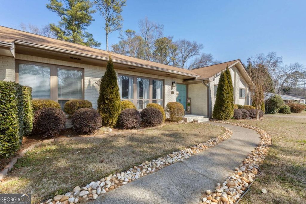 Photo of 1721 Sierra Drive, Marietta, GA 30062 (MLS # 10694947)