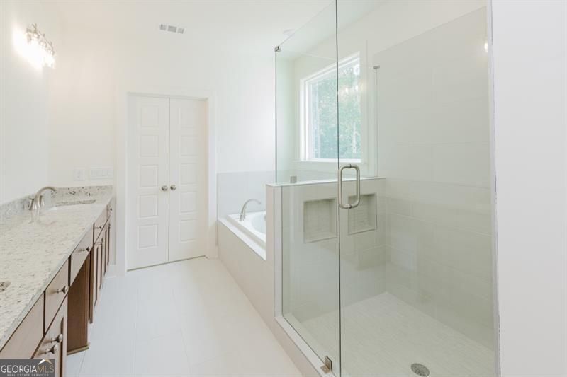 Gainesville, Georgia 30506, United States, 5 Bedrooms Bedrooms, ,5 BathroomsBathrooms,Residential,Active,222640