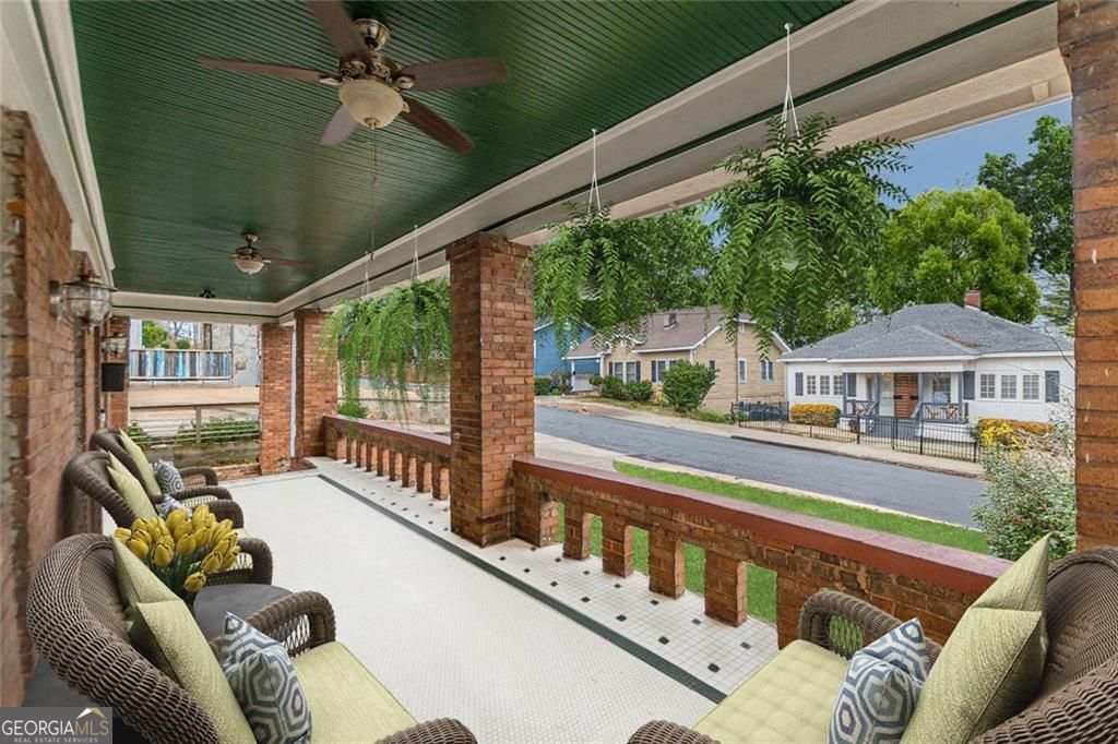 537 Winton TER NE