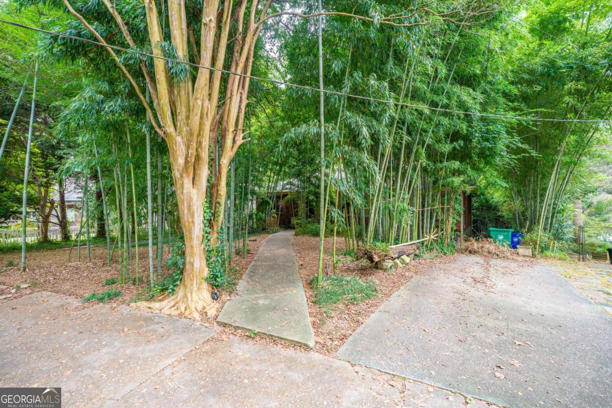 586 Lakeshore DR NE