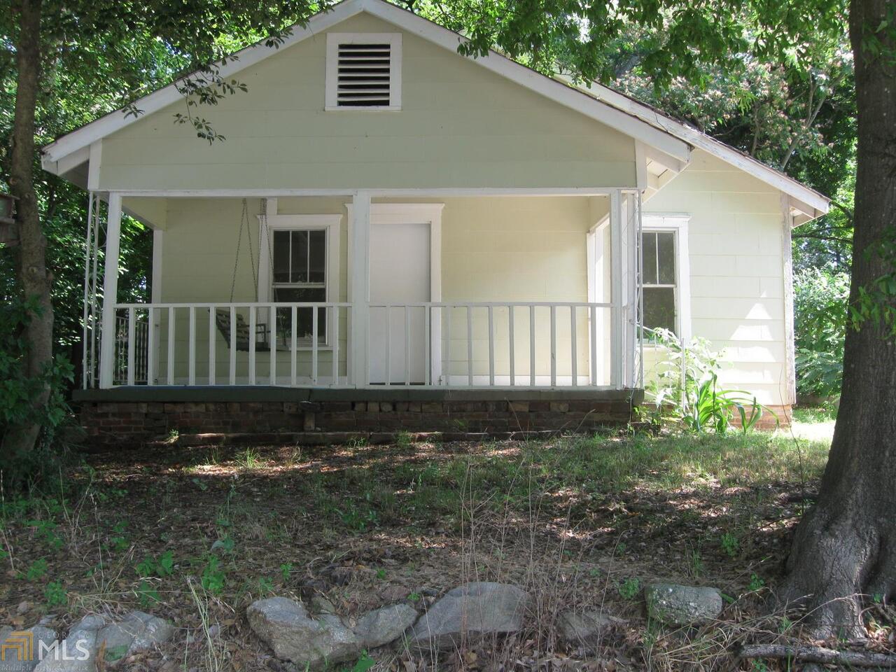 GREAT HOME ON LARGE LOT, PERFECT FOR INVESTORS. BACK HOUSE RENTED FR $500 A MONTH.