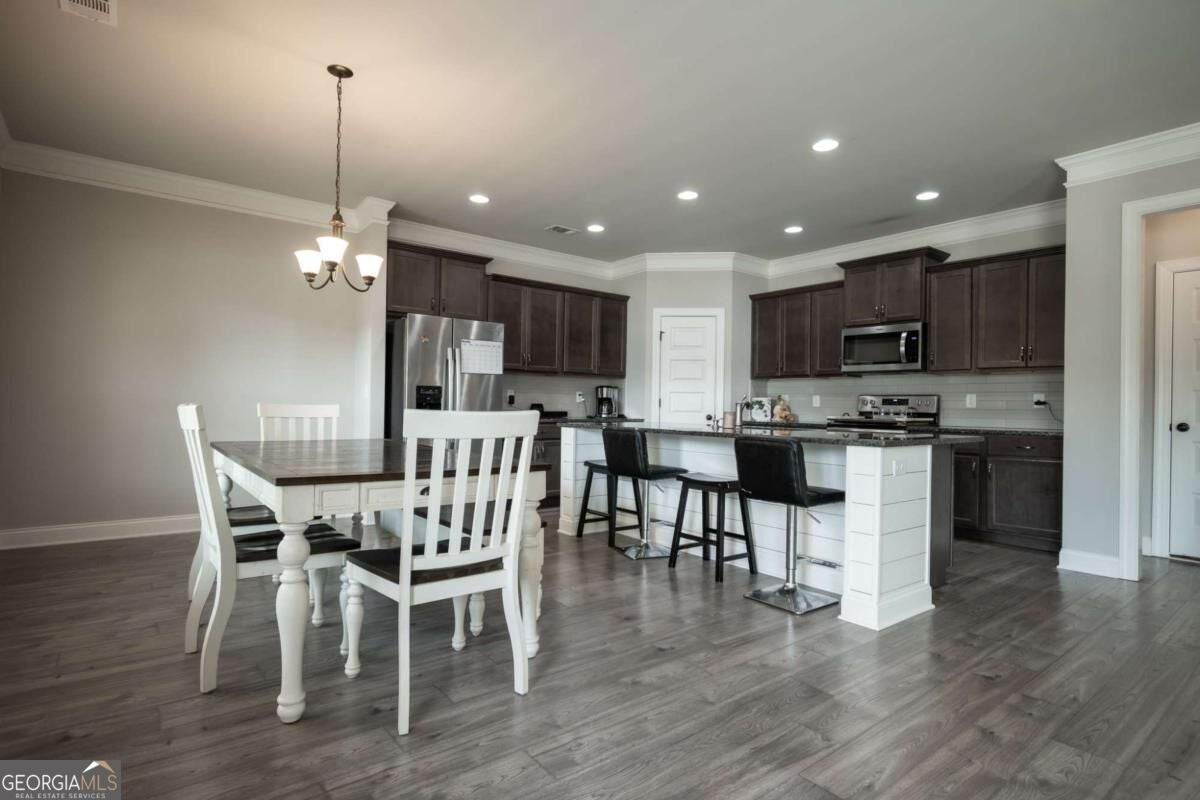 275 Woodbury LN