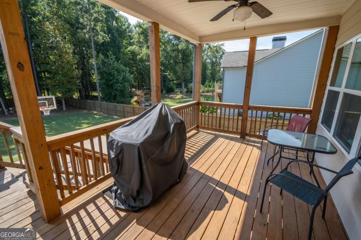 275 Woodbury LN