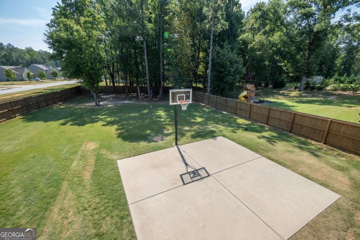 275 Woodbury LN