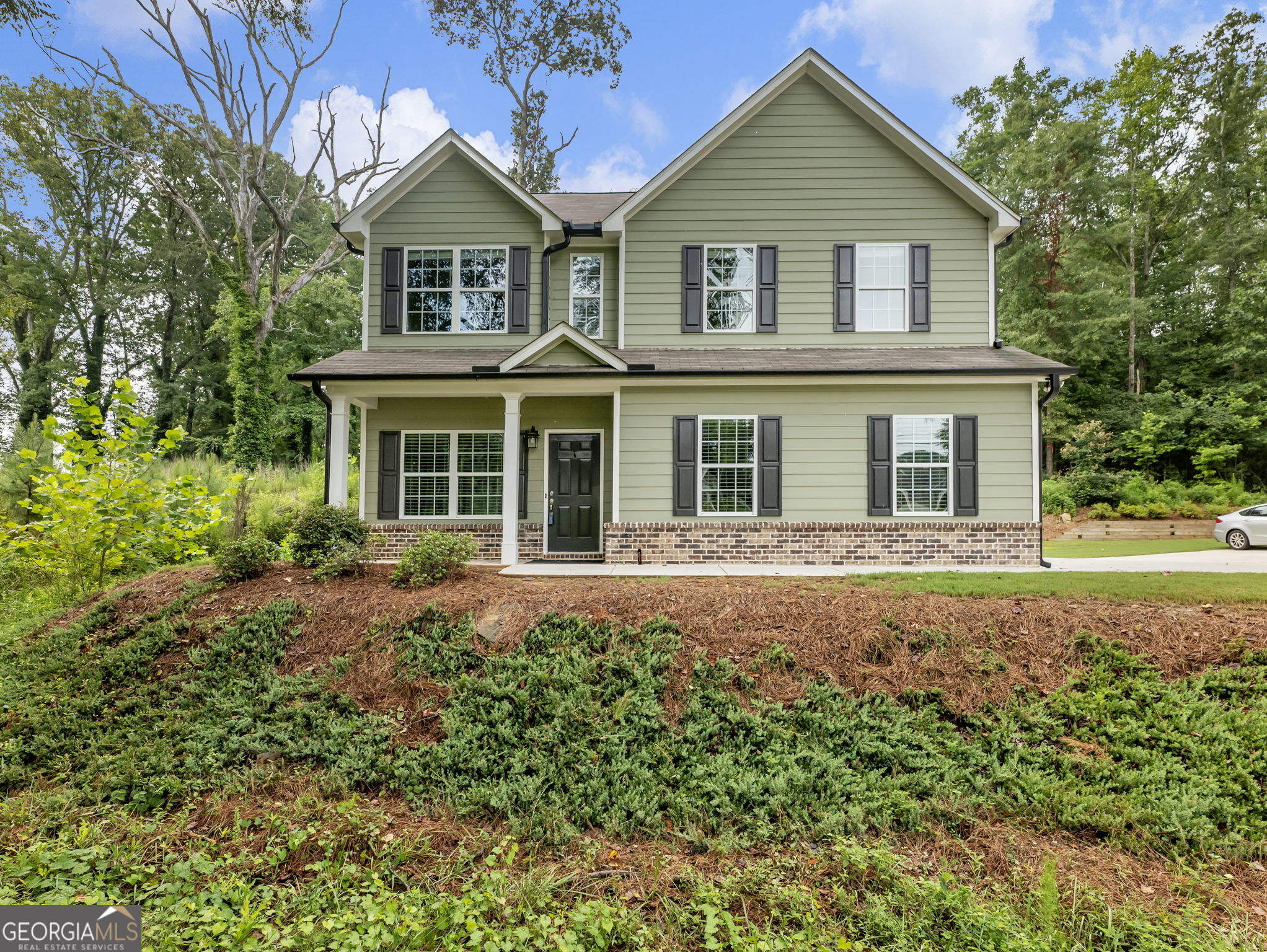 Beautiful, move in ready home in the heart of The City of Braselton! Walking distance to Restaurants, Shops & Entertainment! NO HOA FEES & private lot. The City just installed wide sidewalks for your convenience & ease to walk or bike to access all The City of Braselton has to offer. Open floorplan with 4 bedrooms, 2.5 baths, bonus room, 2 car garage, front and back porches. Refrigerator, Washer/Dryer & Window Blinds are included to make moving in a breeze!