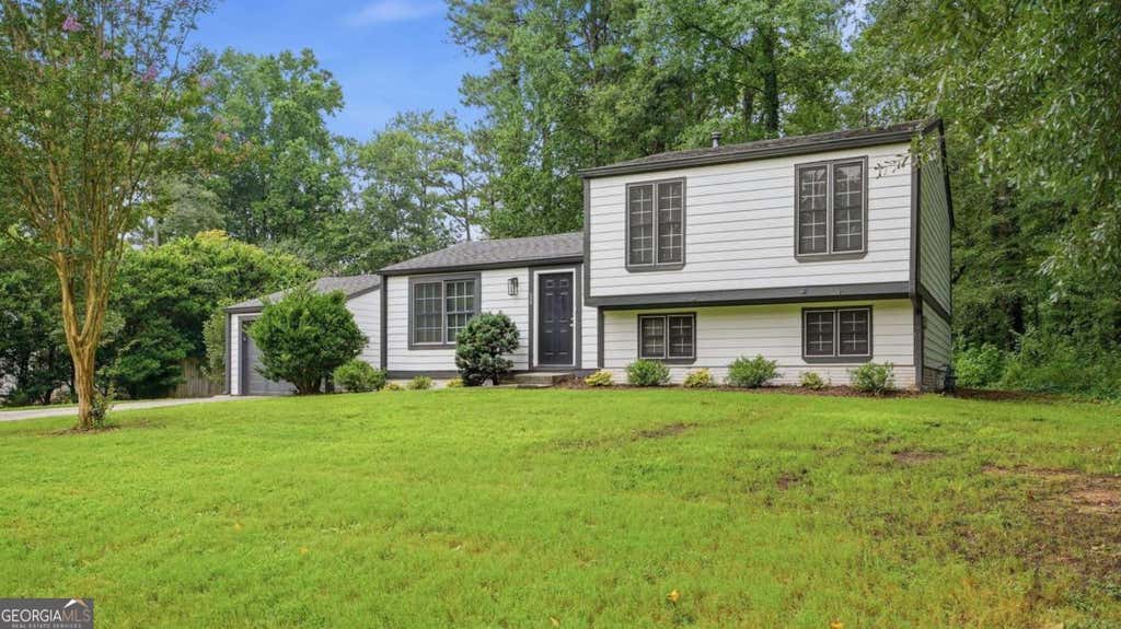 Photo of 3569 Oak Knoll Drive, Marietta, GA 30068 (MLS # 10816135)