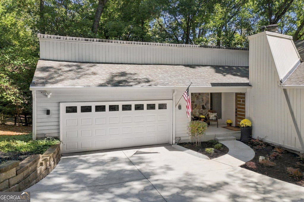 Photo of 200 Pitch Lake Lane, Roswell, GA 30076 (MLS # 10869328)