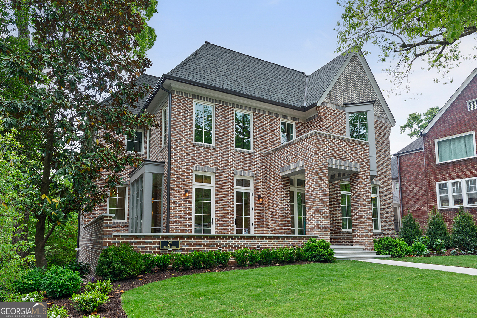 27 Maddox DR NE