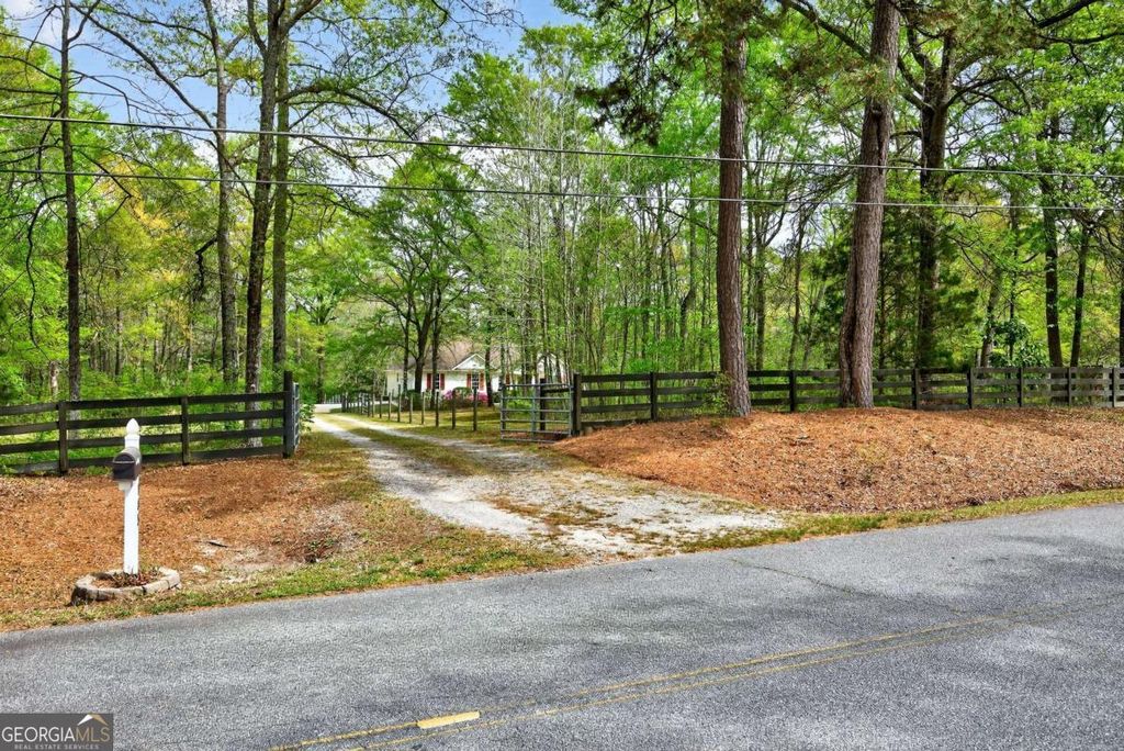 Photo of 185 Lowell Drive, Sharpsburg, GA 30277 (MLS # 10725246)