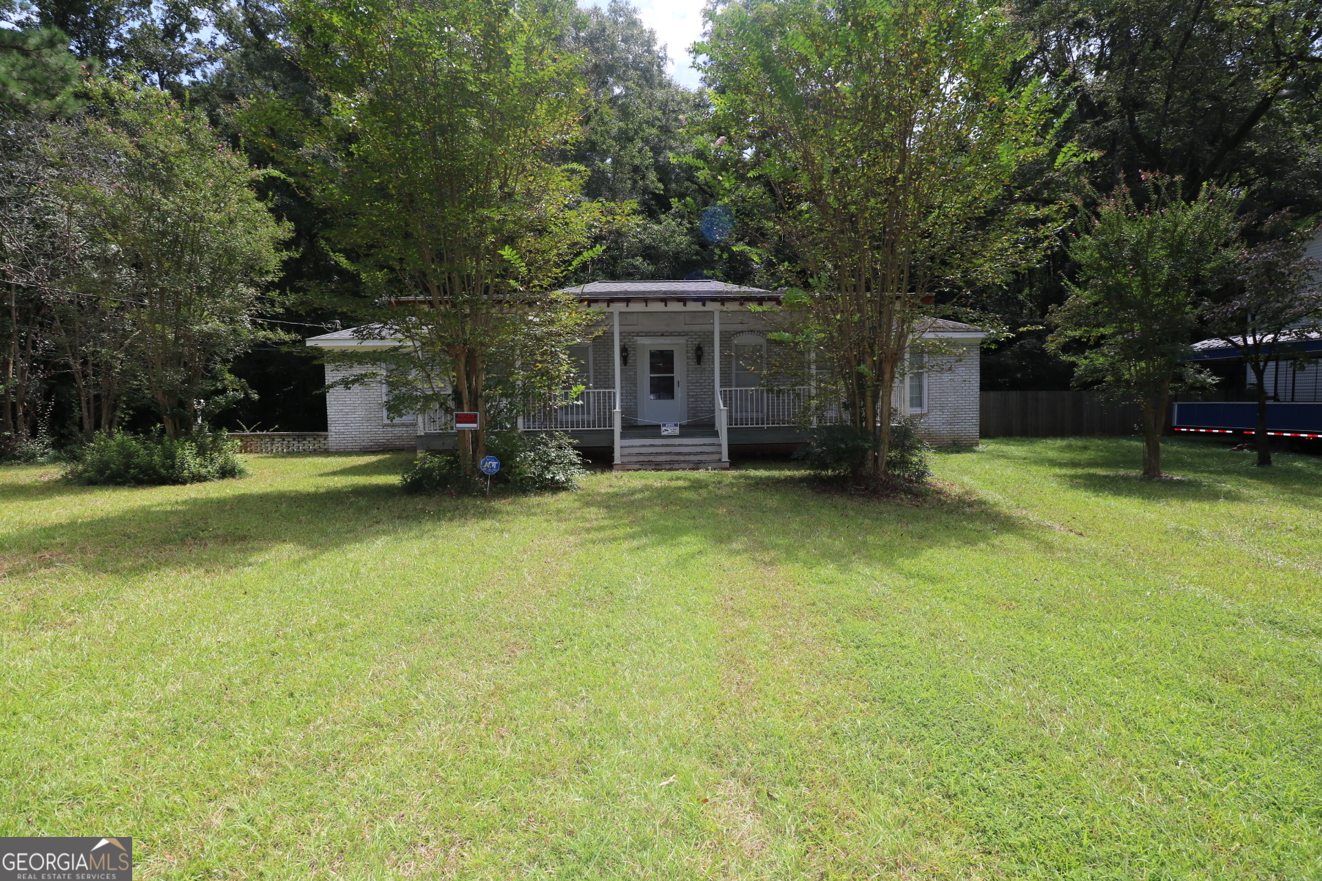 AWESOME ALL BRICK HOME IN GREAT SUBDIVISION CLOSE TO TOWN, WALKING DISTANCE TO ALL YOU WOULD NEED WORK, SHOP AND PLAY. BIG YARD.