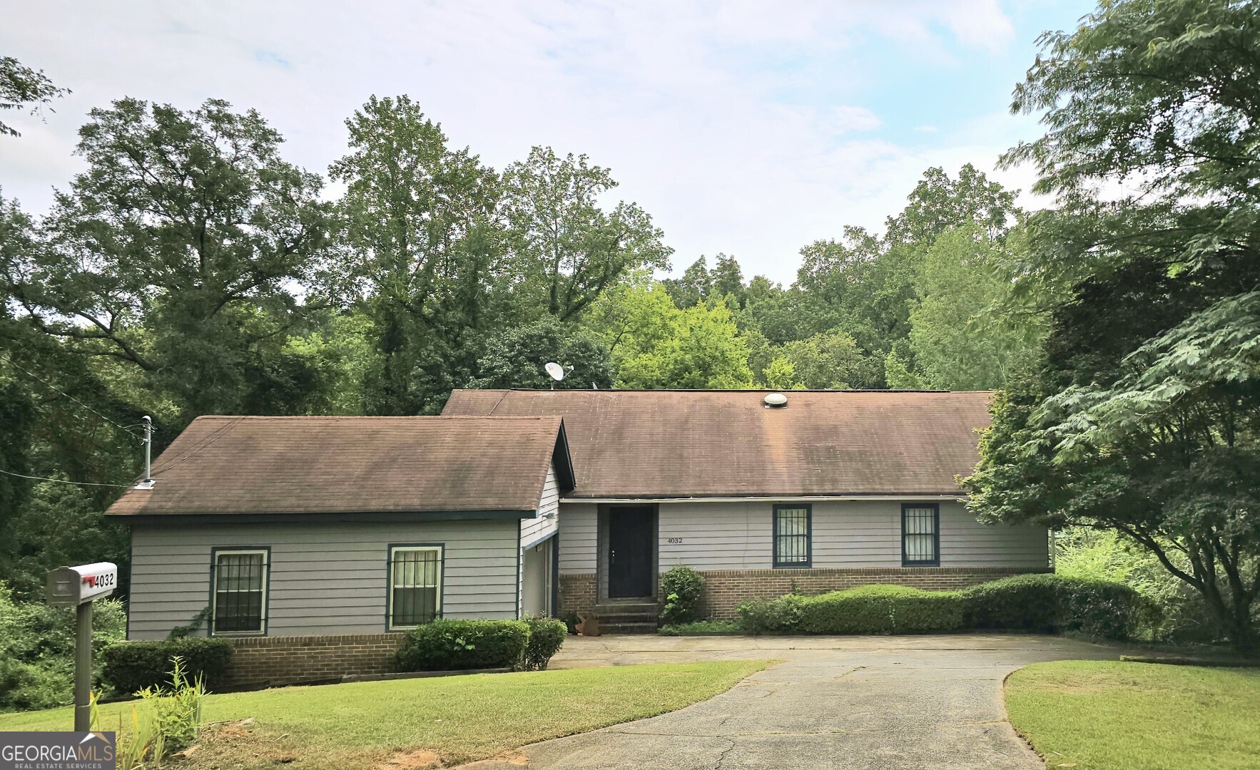 Tucked in a quiet cul-de-sac in a well-kept, older neighborhood, this solid 3-bedroom, 2-bath home sits on over half an acre. This gem offers space, privacy, and potential. Features a full unfinished basement perfect for storage, a workshop, or future living space. Enjoy a large backyard, plenty of parking, and no through traffic. Located just minutes from I-475, downtown Macon, and the new amphitheater. Great bones, great lot, and an unbeatable location, ideal for buyers, investors, or anyone ready to make it their own.