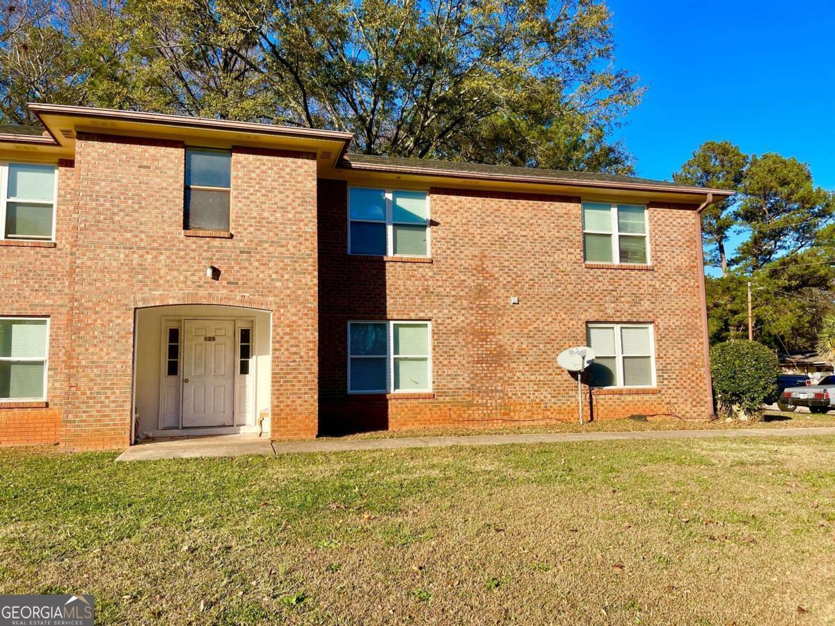 Welcome to this charming home located in the heart of Stockbridge, GA!! This delightful residence boasts two spacious bedrooms and a full bathroom, perfect for comfortable living. The open concept design ensures a seamless flow from the living area to the kitchen, creating an inviting space for entertaining or relaxing. The kitchen is a chef's dream, equipped with an abundance of cabinets for storage and stainless steel appliances for a sleek, modern look. The home also features ceiling fans for added comfort during those warm Georgia summers. For your convenience, the property includes washer and dryer connections and a dedicated laundry closet, making laundry day a breeze. Experience the perfect blend of comfort and convenience in this Stockbridge gem. Enrolled in the Resident Benefits Package (RBP) for $35/month which includes liability insurance, credit building to help boost the resident's credit score with timely rent payments, HVAC air filter delivery (for applicable properties), our best-in-class resident rewards program, and much more! More details upon application.