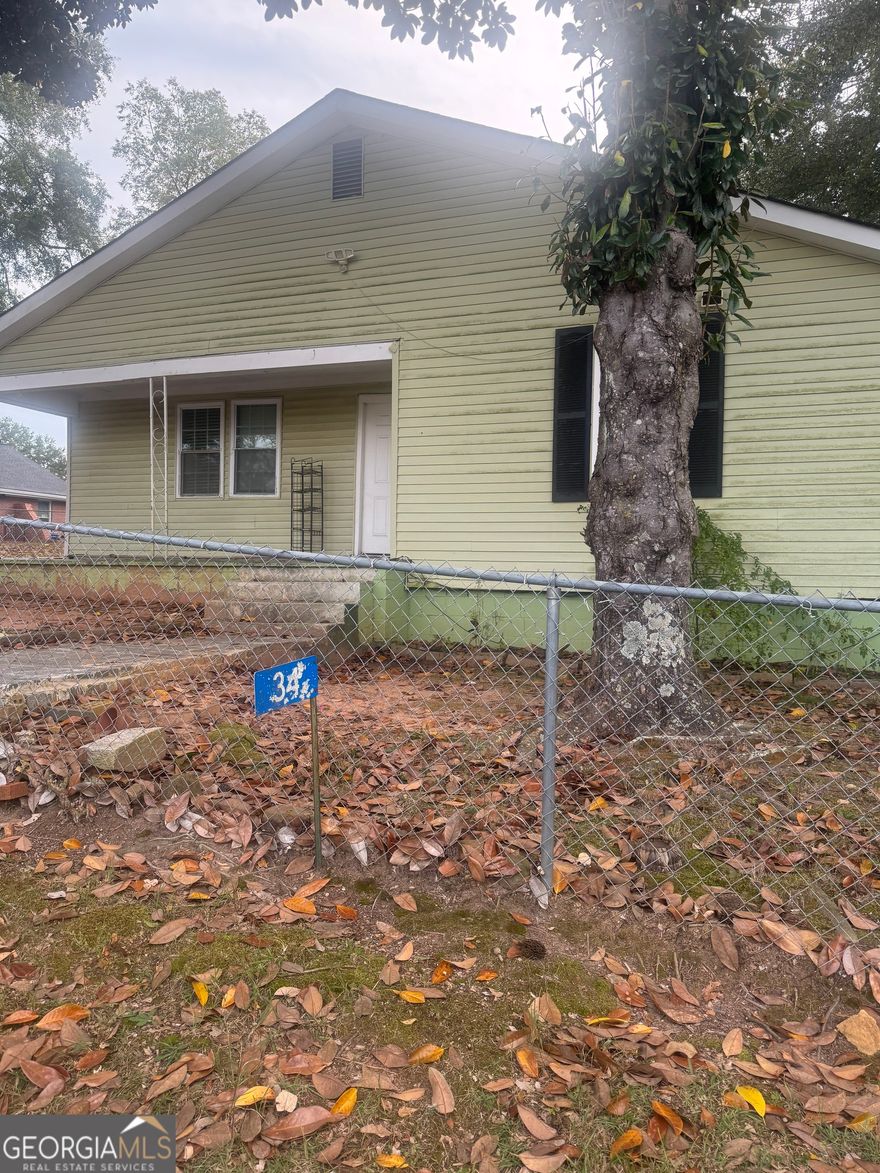 LOCATION,LOCATION, LOCATION.  Looking for space,  and a fantastic location? This beautiful 4 bedroom, 2 bathroom home is now available for rent! Situated on a desirable corner lot in downtown Winder. Walking  distances to restaurants and store.