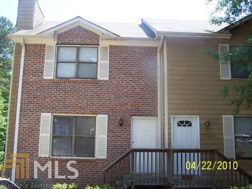 TOWNHOME DUPLEX WITH BASEMENTS. INVESTMENT OPPORTUNITY, FRESHLY PAINTED. SPACIOUS LIVING ROOM W/FIREPLACE. 2 LARGE BEDROOMS. A DECK OVERLOOKING SMALL POND AND UNFINISHED BASEMENTS.