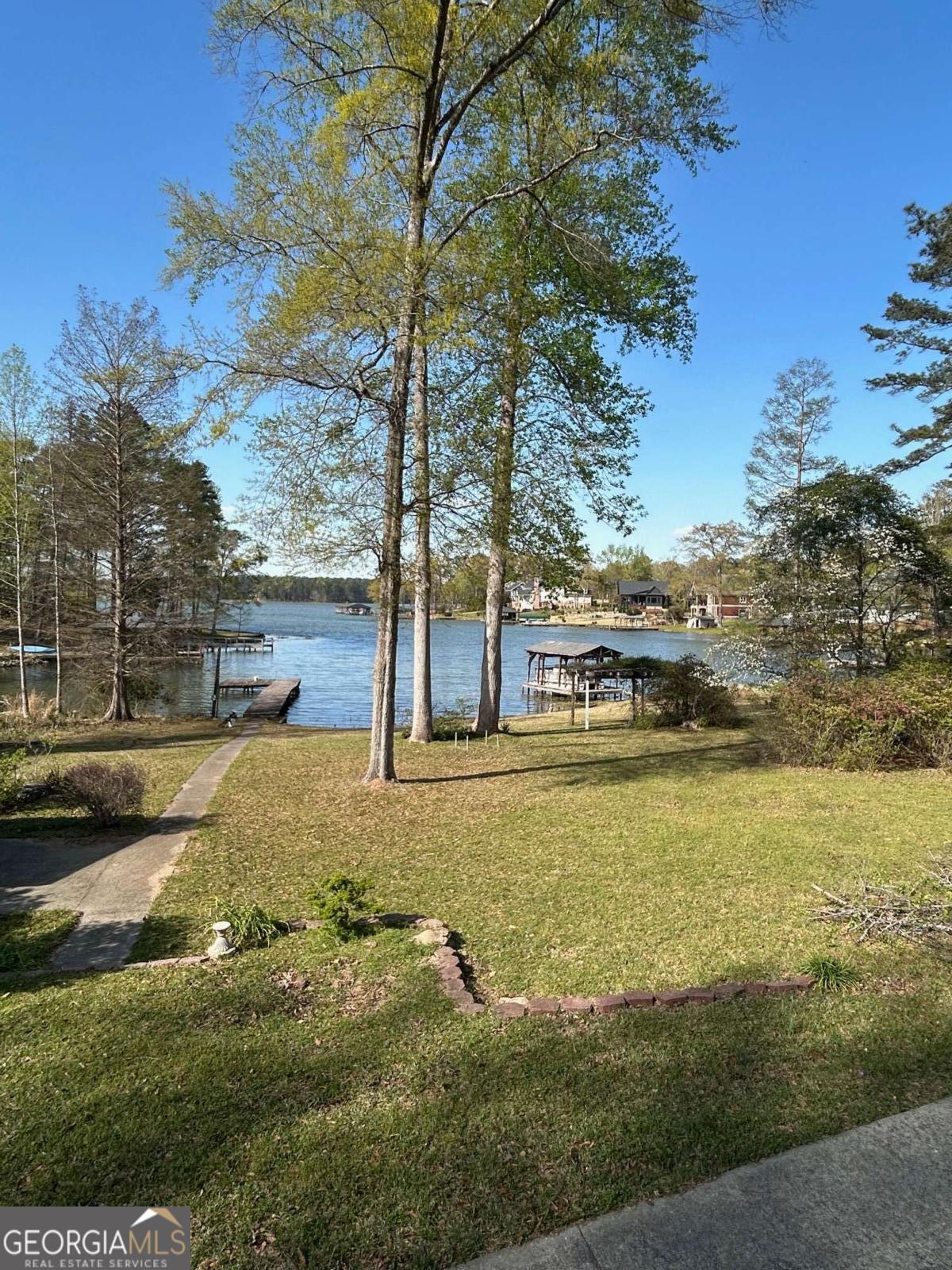 235 W Lakeview DR NE
