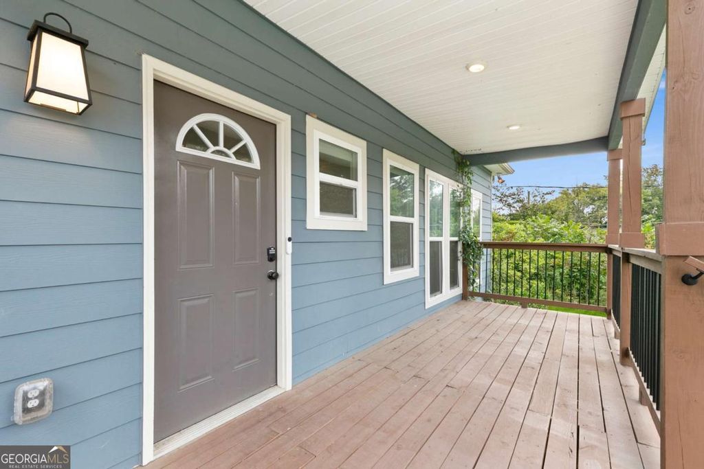 Photo of 973 Mayson Turner Road NW, Atlanta, GA 30314 (MLS # 10671167)