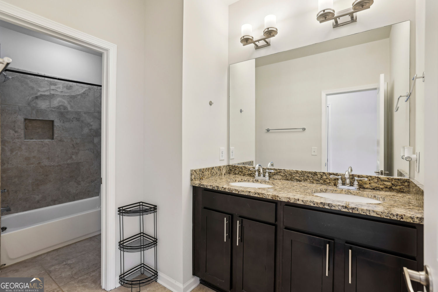 Atlanta, Georgia 30324, United States, 3 Bedrooms Bedrooms, ,4 BathroomsBathrooms,Residential,Active,79092