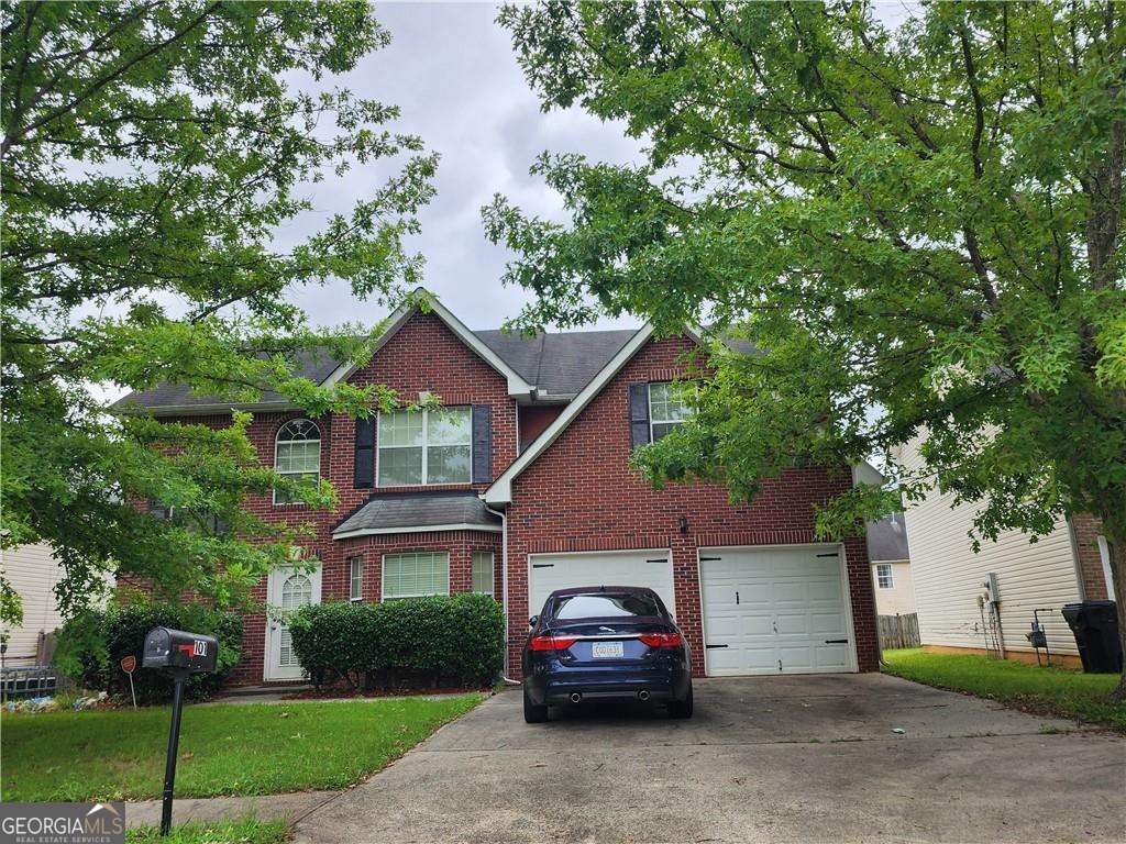 Great 3 bedroom and 2.5 bath. Seller works nights and require a courtesy call before sowing. Sep dining and living room. Level backyard. Hugh master closet and master bath. Eat in kitchen that looks out on to the backyard.