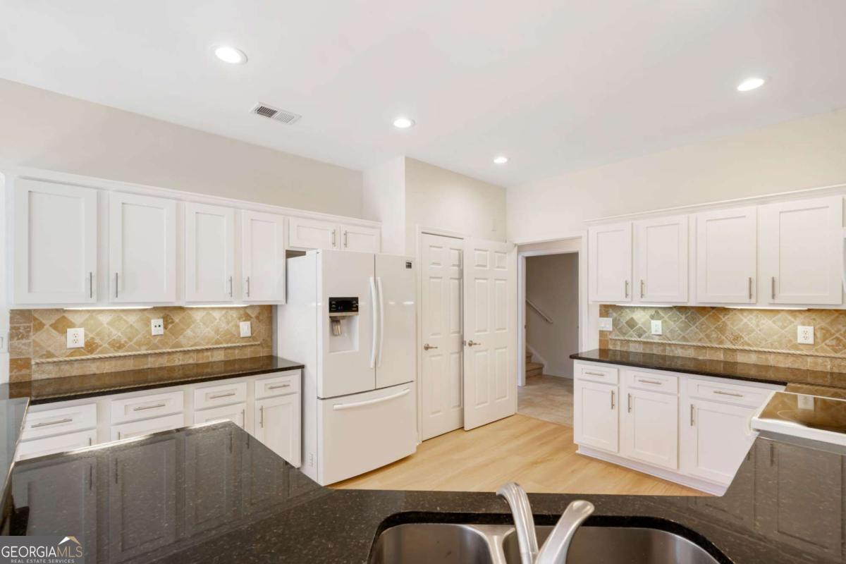 2561 Grapevine CIR 104