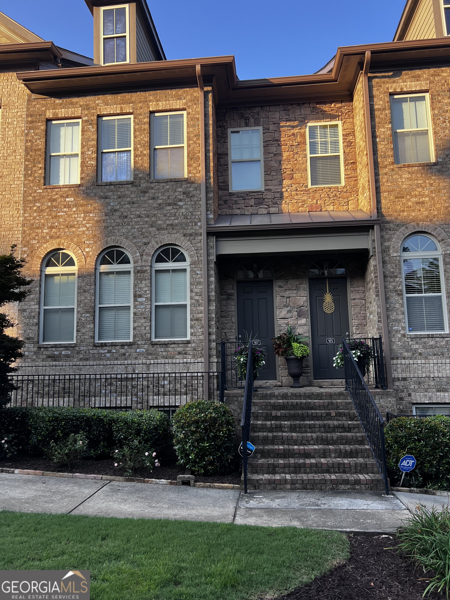 Welcome to your new home! This stunning and well-maintained townhome offers 3 bedrooms and 3.5 bathrooms. Enjoy modern kitchen with stainless steel appliances, and spacious bedrooms with large closet space.