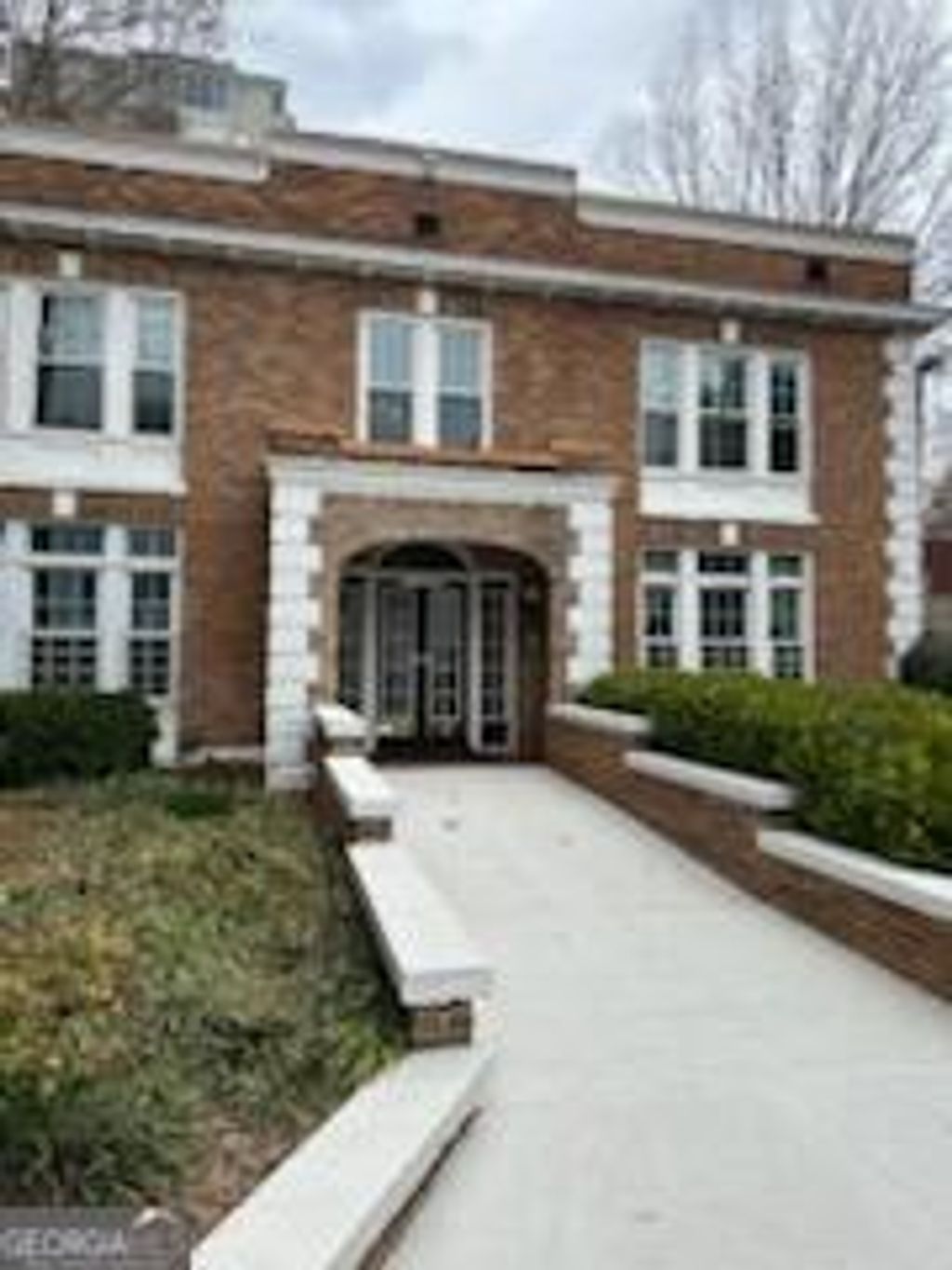 listing image 0