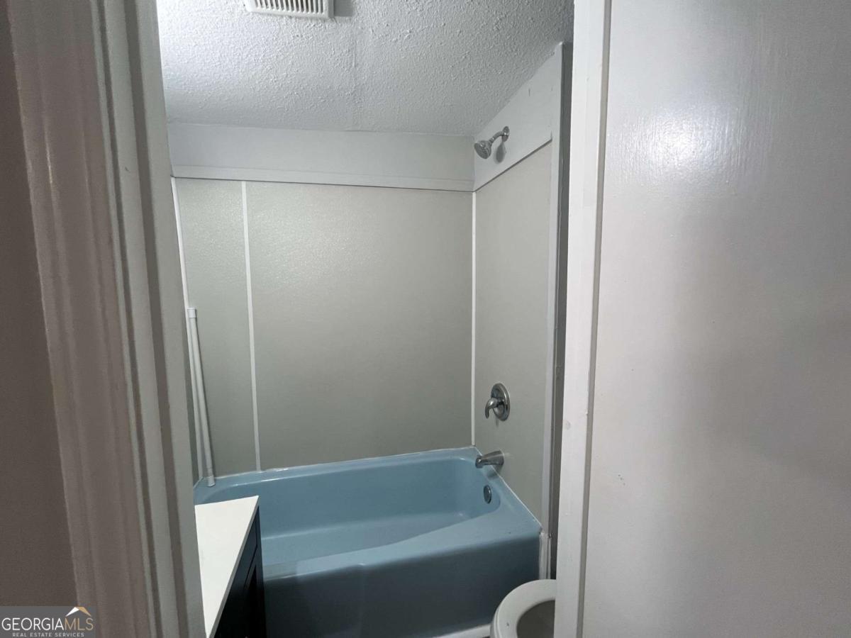 915 Lake AVE