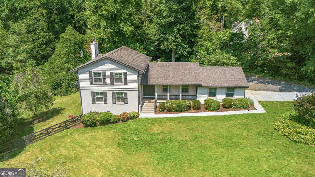 Photo of 9630 Pine Thicket Way, Roswell, GA 30075 (MLS # 10825598)