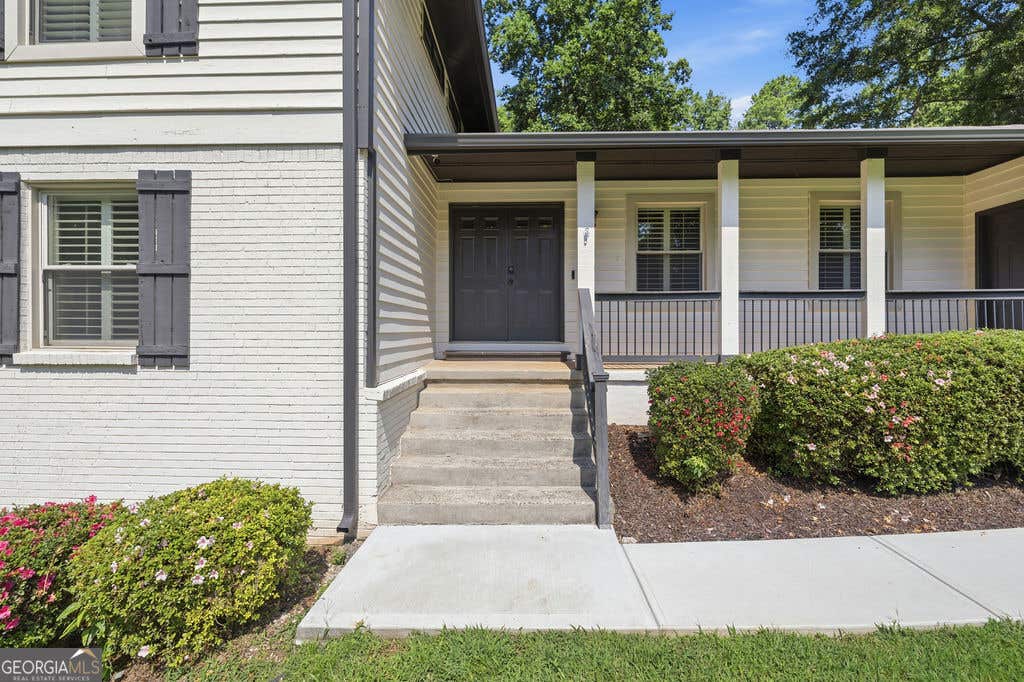 Photo of 9630 Pine Thicket Way, Roswell, GA 30075 (MLS # 10825598)